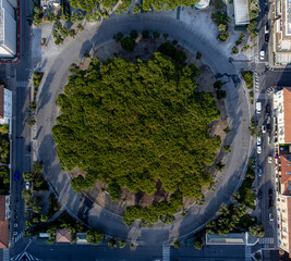 Forte dei Marmi: vista aerea della Piazza Dante; è la piazza di forma circolare in cui si tiene il celebre mercato settimanale  - obrazy, fototapety, plakaty