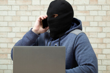 Phone fraud.Talking to phone scammers. Withdrawal of money via the Internet.