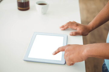 Obraz premium Human hand using laptop