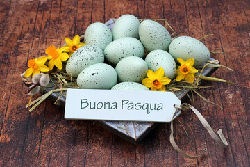 Cartolina d'auguri di buona Pasqua: cesto di Pasqua con uova di Pasqua e un'etichetta incisa con il...