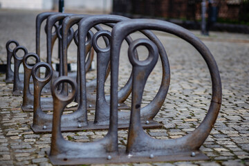 Stylizowane, ciekawe stojaki na rowery we Wrocławiu.  - obrazy, fototapety, plakaty