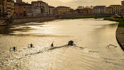 łódka kajaki rzeka arno piękne miasto  budynki samochody włochy osiedle okolica piza rzym - obrazy, fototapety, plakaty