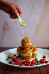 Cupcakes con miel en un plato de dulces.