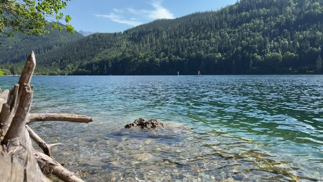 Bergsee mit sehr klarem Wasser im Sommer. Leopoldsteinersee in der Steiermark in &Ouml;sterreich.