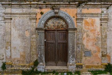 Fototapeta na wymiar Very old dilapidated walls with old doors that no one is renovating.