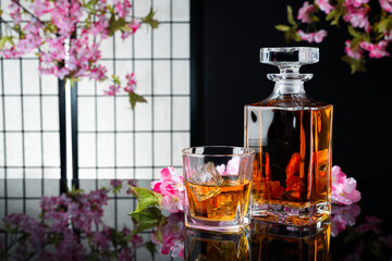Japanischer Whisky mit Tumbler und Kirschblüten