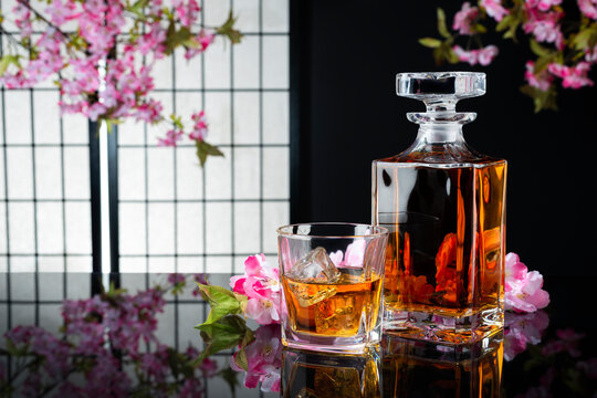 Japanischer Whisky mit Tumbler und Kirschbl&uuml;ten
