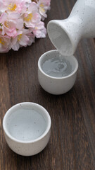 桜と日本酒｜お猪口に日本酒を注ぐ
