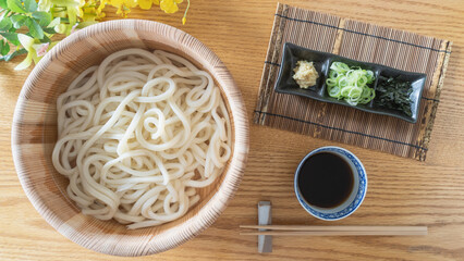 木桶に入った日本のうどん｜釜揚げうどん・たらいうどん　イメージ
