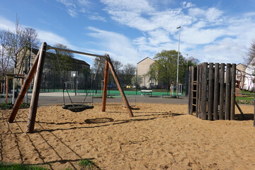 Spiel- und Sportplatz in einem Wohnviertel