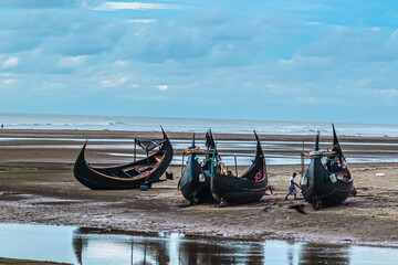 Obraz premium Fishermen with Traditional Fishing Boats, Sampan( Boat)