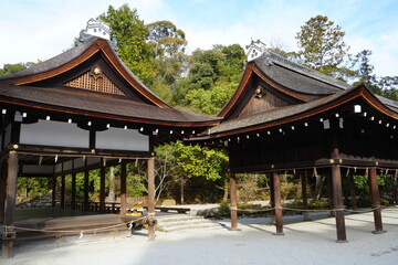 Obraz premium Kamigamo-jinja or Shrine in Kyoto, Japan - 日本 京都府 上賀茂神社 土屋 橋殿