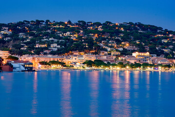 Fototapeta na wymiar View of Cannes at night