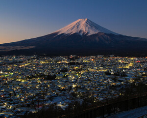 富士吉田市　新倉山浅間公園から見た街並みと富士山