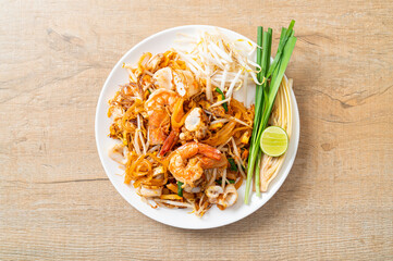 Pad Thai Seafood - Stir fried noodles with shrimps, squid or octopus and tofu