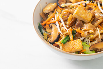 stir-fried noodles with tofu and vegetables