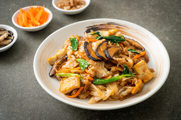 stir-fried noodles with tofu and vegetables