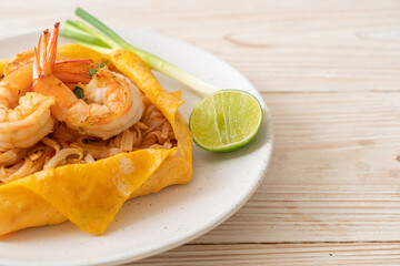 Thai stir fried noodles with shrimps and egg wrap (Pad Thai)