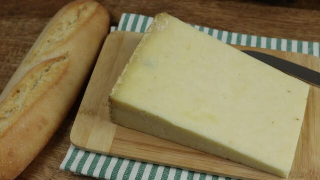 tranche de fromage Laguiole, en gros plan, sur une table