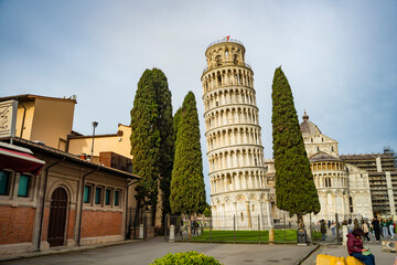 krzywa wieża w pizie piękne budynki samochody włochy osiedle okolica piza rzym