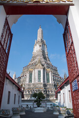 Fototapeta premium Impressive architectural details of Wat Arun (The Temple of Dawn) in Bangkok