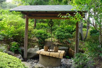 Fototapeta premium 日本庭園の庭に設置された水を汲み出す井戸