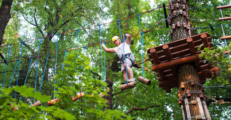 The athlete climbs the rope park