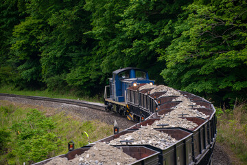 石灰石を運ぶ貨物列車