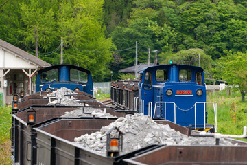 すれ違う貨物列車