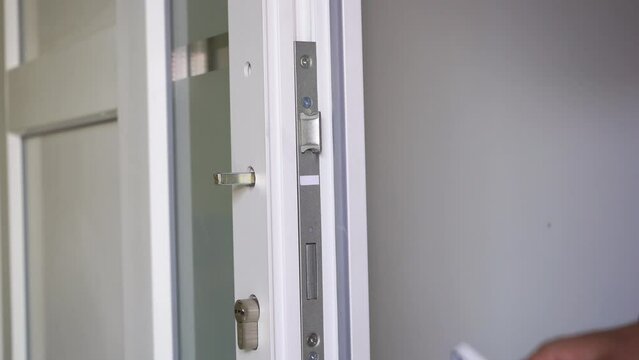 disassemble the lock in the plastic door,locksmith disassembles a broken door lock, door repair
