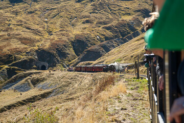 蒸気機関車駅に着く