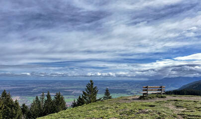 Aussicht vom Gipfel des Schwarzenberg im Leitzachtal mit Bank im Vordergrund, Alpen,.Bayern, Deutschland - obrazy, fototapety, plakaty