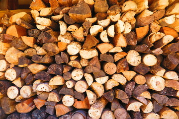 たくさん積まれた薪置き場の風景4