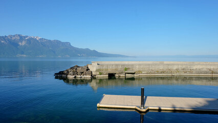 Genfer See bei Montreux in der schönen Schweiz mit Anlegestelle für Boote