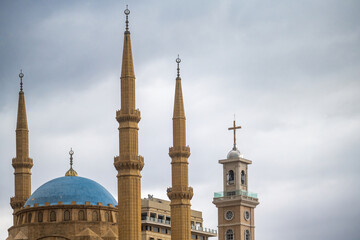 Fototapeta premium Minarets of Muhammad al-Amin Mosque and Saint George Maronite Cathedral in downtown Beirut, Lebanon.