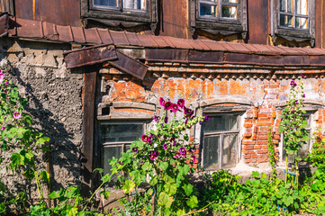 Fototapeta na wymiar Brick old house in dilapidated condition built in the 19th century.