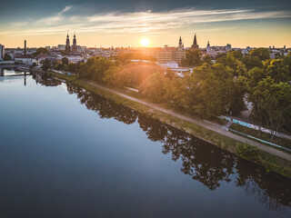 Opole, Polska, Europa - panorama miasta nad rzeką Odrą ze wschodem słońca, widok z drona