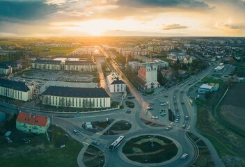 Rondo Politechniki Opolskiej obok kampusu politechniki w Opolu z panoramą Opola z drona