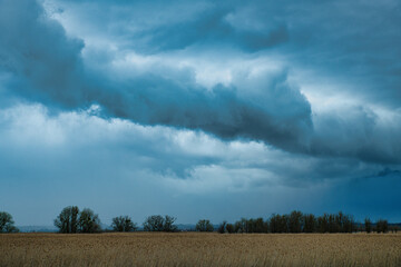 Obraz premium A thunderstorm is brewing over the lake