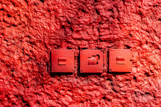 rote Wand mit alten Lichtschaltern, RAW Gel&auml;nde, ehemaliges Reichsbahnausbesserungswerk, Friedrichshain, Berlin, Deutschland