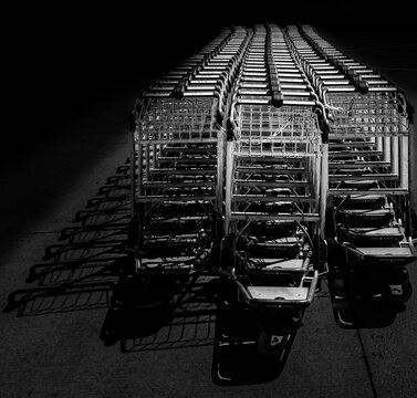 Schwarz-Weiß Fotografie, Transportwagen für Gepäck, Berlin, Deutschland