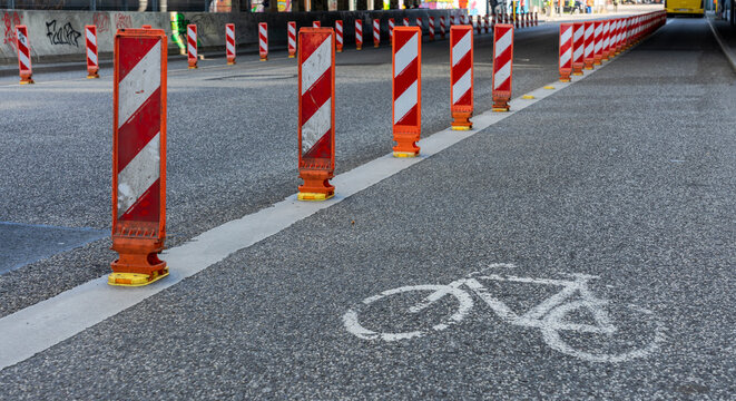 Sondernutzung im Stra&szlig;enverkehr, mit Warnbaken gesch&uuml;tzte Fahrstreifen f&uuml;r Radfahrer, Friedrichshain, Berlin, Deutschland