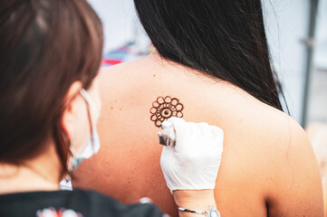 Wykonywanie tatuażu z henny. - obrazy, fototapety, plakaty