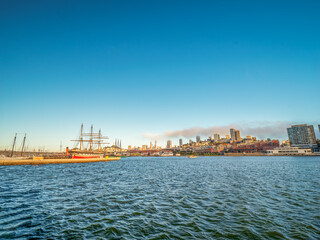 Fototapeta premium San Francisco City view along the Aquatic Park Cove 
