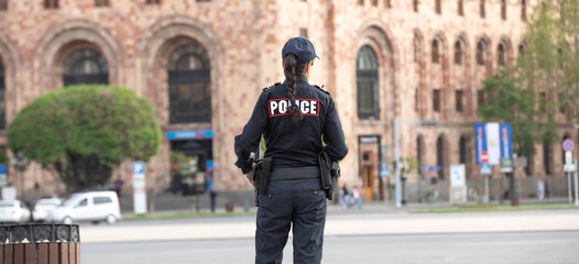  Caucasian female police officer in the city.