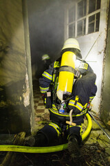 Atemschutzgeräteträger der Feuerwehr bei einer Übung