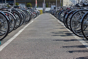 駐輪場のたくさんの自転車の様子