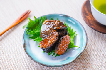 しそ巻きあんずと日本茶