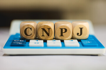 A sigla CNPJ para Cadastro Nacional da Pessoa Jurídica em Português do Brasil escrita em dados de...