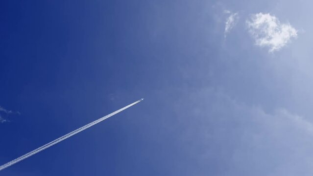 青空に伸びる飛行機雲
